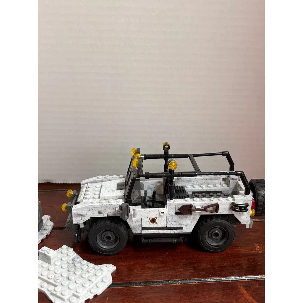 Mega Bloks Call of Duty Arctic Recon Military Truck and Checkpoint Building Set